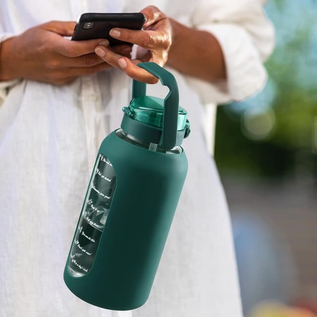 Detalle 2 de Glass Water Bottle with Straw and Handle Lid (Half Gallon / 74oz) – Time Marker Motivational Reusable Jug