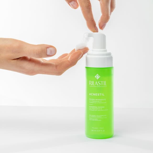 Detalle de Rilastil Acnestil Reinigungsmousse mit sanfter Formel gegen zu Akne neigende Haut (150 ml)