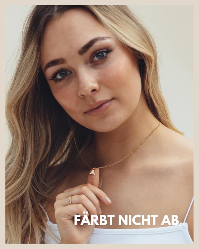 Detalle de GD GOOD.designs collana con iniziali in zirconi placcata oro 18 carati, catena in acciaio inossidabile