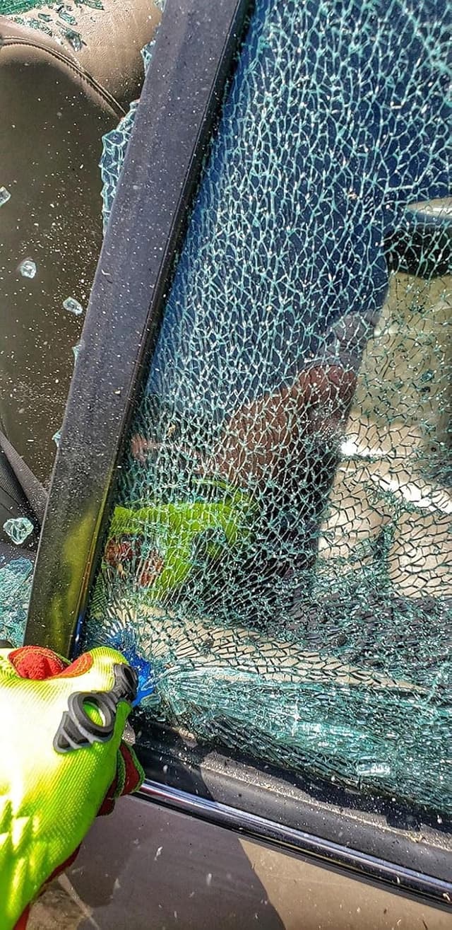 Detalle 2 de resqme Porte-clés Sécurité Voiture : brise-vitre, coupe-ceinture et marteau d’urgence (vert camouflage)