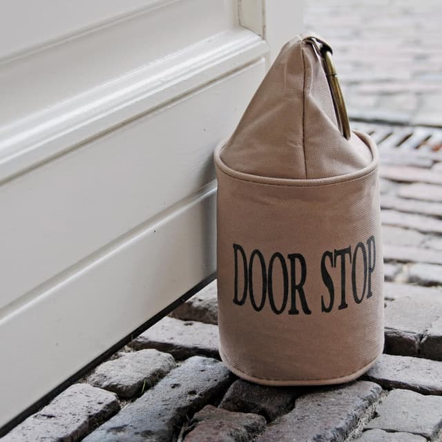 Detalle 2 de Fallen Fruits LH118 fabric doorstop with ring (brown) — 13 x 13 x 28.5 cm