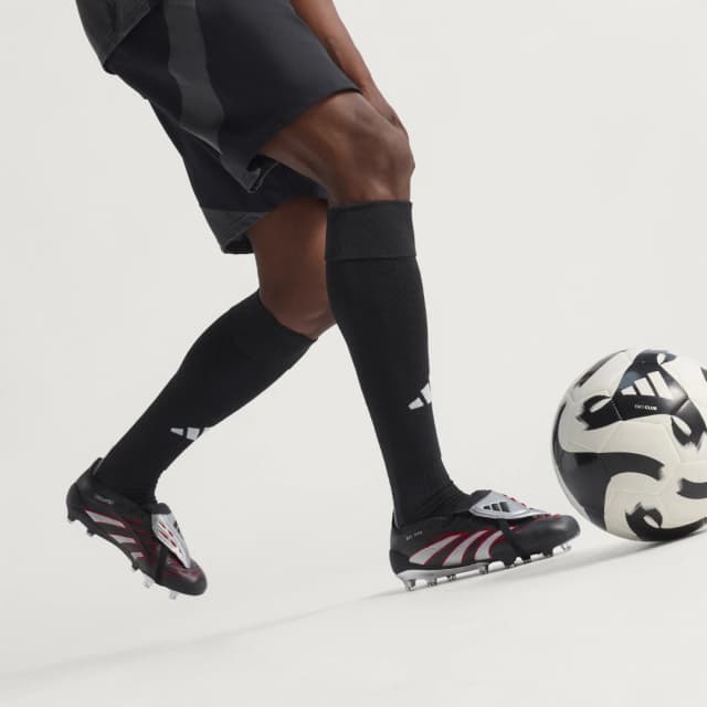 Detalle de adidas Predator Obsidian Strike bota fútbol