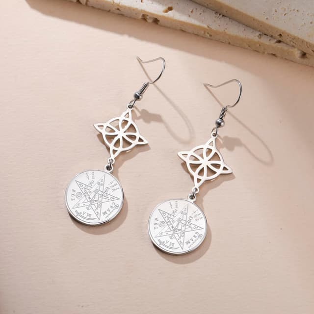 Detalle 2 de Dreamtimes Hexenknoten-Ohrringe mit Tetragrammaton- und Pentagramm-Anhänger aus Edelstahl