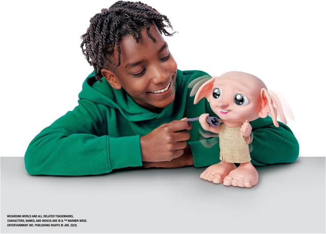 Detalle 2 de Wizarding World Magical Dobby 21,6 cm interactivo 🎎