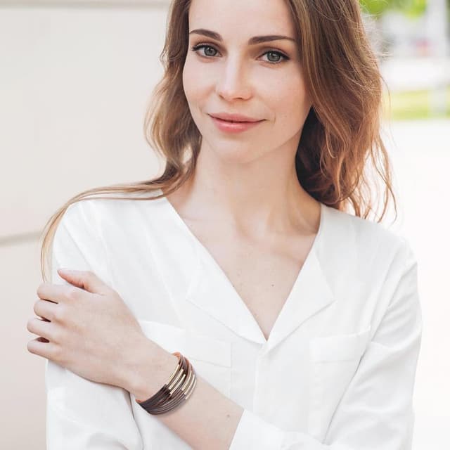 Detalle de VANSZA Wickelarmband im Boho-Stil: mehrlagiges Lederarmband mit Magnetverschluss