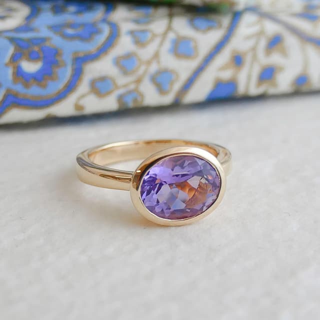 Detalle 2 de Sophia Rose Jewellery Ring mit natürlicher Amethyst-Ovale 8x10 mm, vergoldet (925 Silber) – minimalistisch & handgefertigt