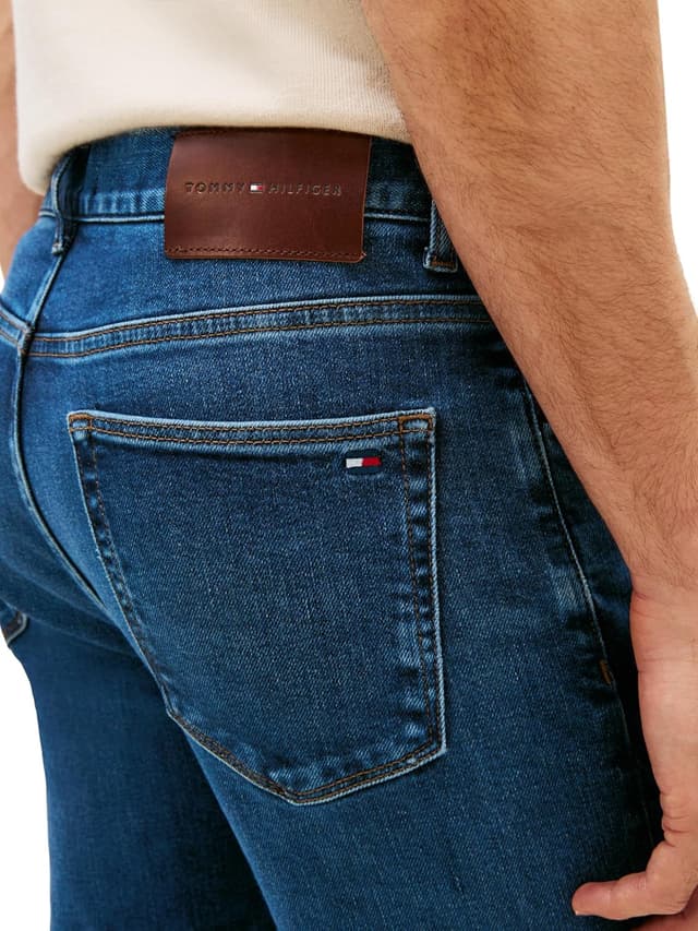 Detalle de Tommy Hilfiger Men’s Slim trousers — an original, sustainably produced style