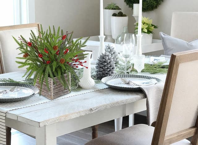 Detalle de Arborus künstliche Weihnachtspflanze im Topf – rustikale Tischdeko mit Tannenzapfen, Beeren & Holzschale