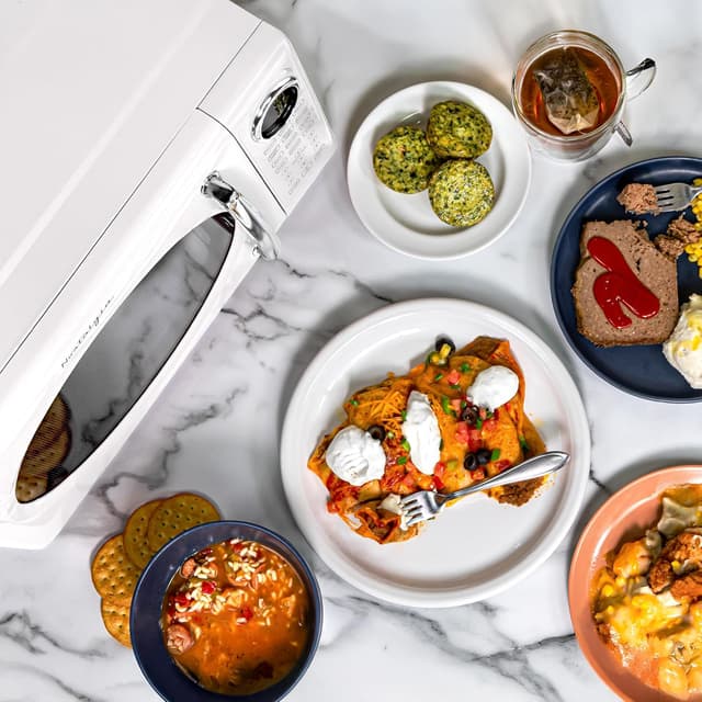 Detalle de Nostalgia Retro Microwave Oven (0.7 Cu Ft, 700-Watt) with Glass Turntable, Child Safety Lock, 8 Auto-Cook Programs & Digital Clock (White)