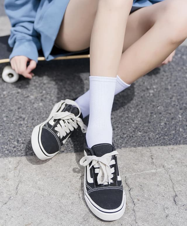 Detalle 2 de Irisbear Women’s Crew Socks (5-Pair Pack) — Lightweight Cotton Athletic & Casual Socks