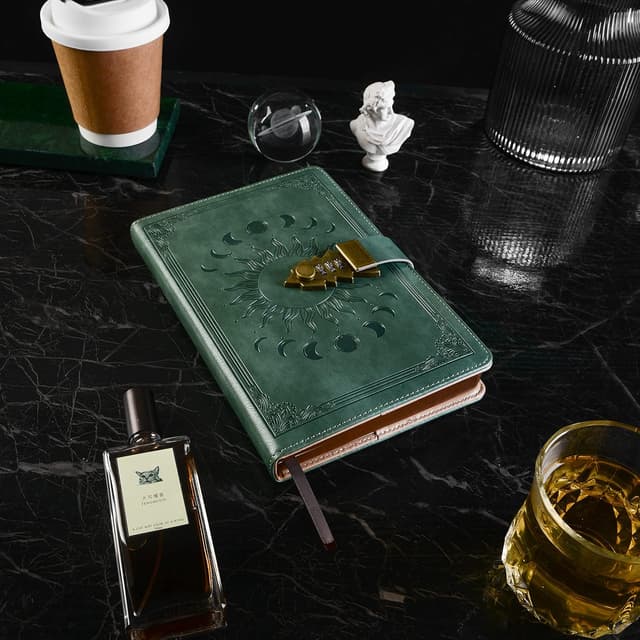 Detalle de ZXHQ Tagebuch mit Schloss (A5) inkl. Stift-Set – Vintage-Lederbezug, 224 Seiten, Premium Grau