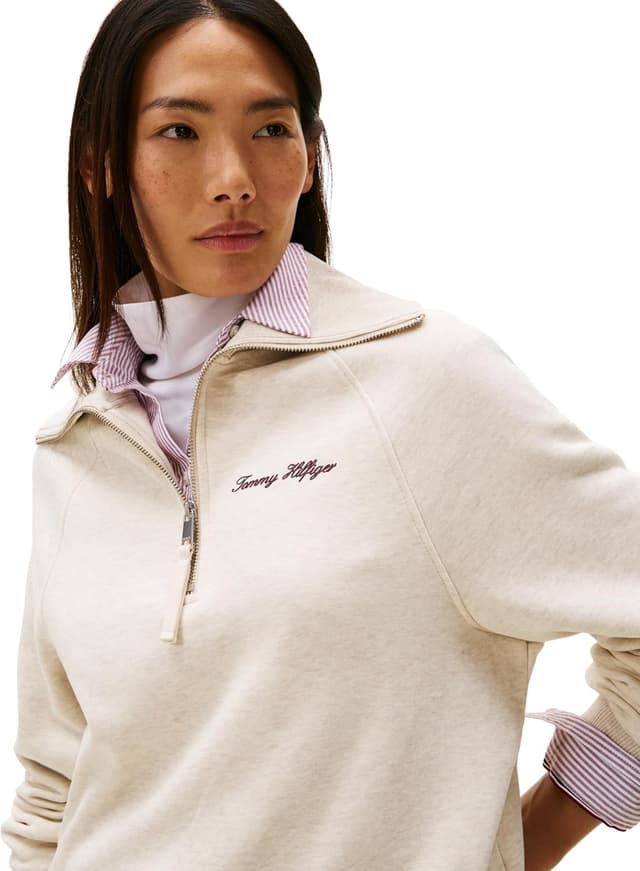 Detalle 2 de Tommy Hilfiger Classic Script Fleece Half‑Zip Sweatshirt