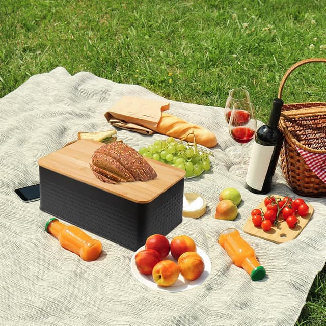 Detalle 2 de Chuboir large bread bin: metal bread box with bamboo lid and cutting board