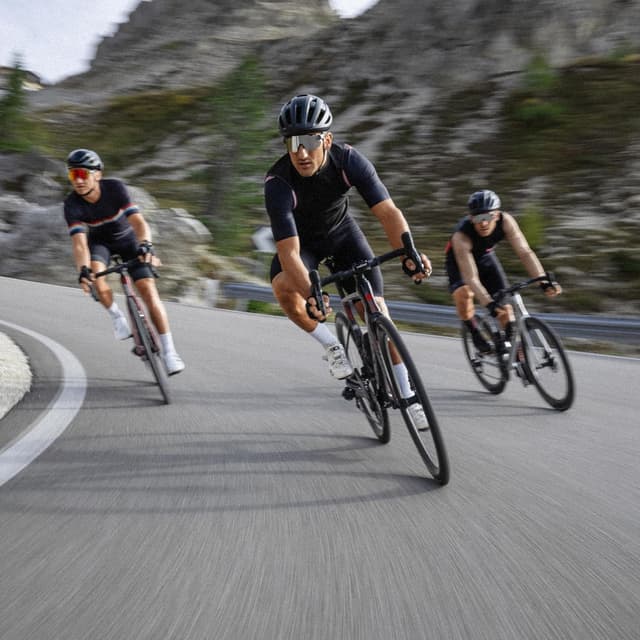 Detalle 2 de Powerbar Black Line Amino Mega Liquid 20x25ml 💧 Energía Líquida