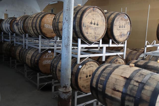 Detalle de THE DUKE Bourbon Cask Finish Gin (Bio, vegan) – Süß & holzig mit Vanille- und Bourbonnoten