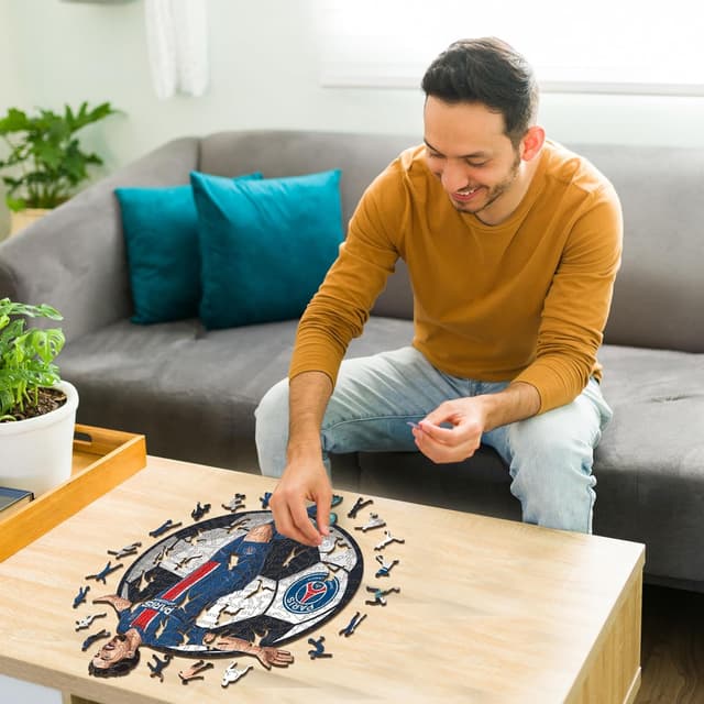 Detalle 2 de Iconic Puzzles PSG Vitinha – puzzle en bois sous licence officielle (taille M, 270 pièces)