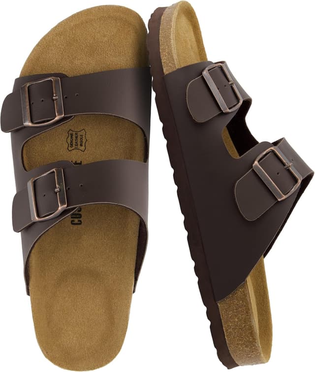 Detalle de CUSHIONAIRE Lane Men’s Sandals with Cork Footbed and Adjustable Buckle