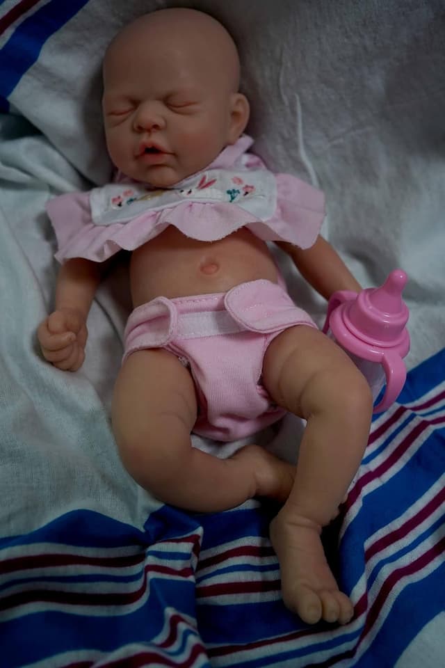 Detalle 2 de MYREBABY 12" Lifelike Reborn Baby Doll (Full Silicone) with Clothes Set & Feeding Accessories