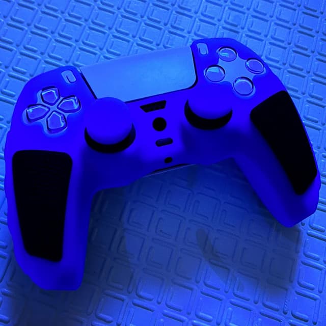 Detalle de HLRAO Glow in the Dark PS5 Controller Skin (Blue) with Anti-slip Silicone Cover & Glowing Thumb Grips