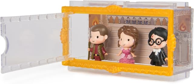 Detalle de Wizarding World Harry Potter Micro Magical Moments Sammelfiguren‑Multipack „Weihnachtsball“ (Harry, Hermine, Viktor Krum)