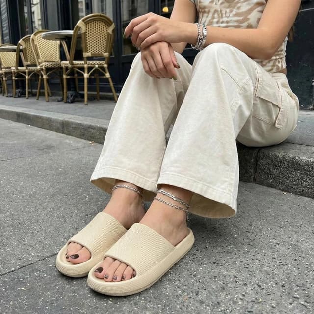 Detalle 1 de CUSHIONAIRE Feather EVA Slides for Women