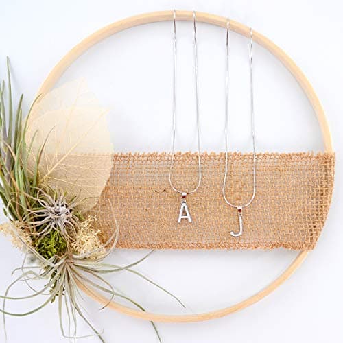 Detalle de Morella Collar de letras para mujer con letra M en plata de ley 925 rodiada y circonio