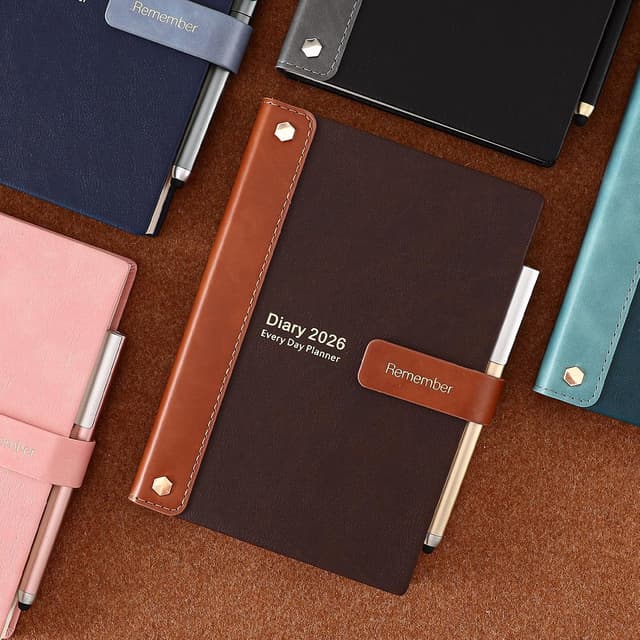 Detalle de Mljtoyo Diary 2026 A5, day-per-page planner (Jan–Dec 2026) with pen, stickers and 3 bookmarks