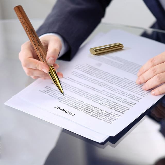 Detalle de iyaone 18th Birthday Gift for 2008 Teens – Laser-Engraved Wooden Gel Pen in Keepsake Box