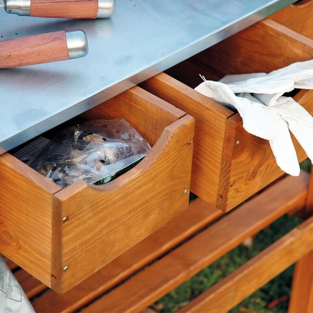 Detalle de Tavolo piantare dobar 29030e in legno di pino impregnato con 3 cassetti e 2 ripiani, superficie zincata