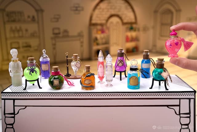 Detalle de Make It Mini Potions Harry Potter (2-Pack) by MGA’s Miniverse — DIY resin replicas, blind box mini collectibles, 8+