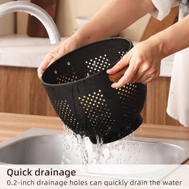 Detalle de Metal Colander with Wood Handle and Stable Base (5.5 Quart, Matte Black) — Powder-Coated Steel Kitchen Strainer