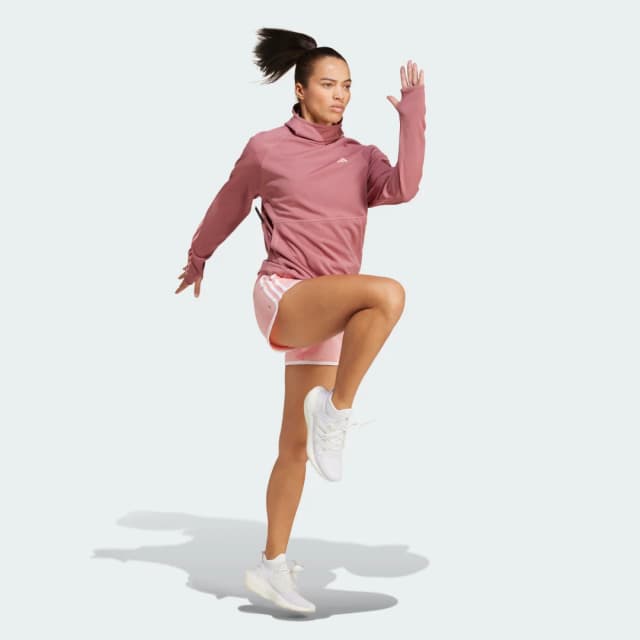 Detalle de adidas Own The Run 3-Stripes Hoodie en rosa