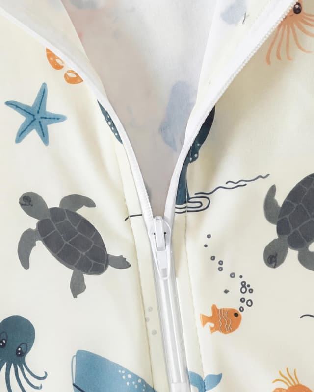 Detalle de DivingBirds UV-Badebekleidung Baby: Badeanzug mit Hut, UPF 50+ für Babys & Kinder (3 Monate–4 Jahre)