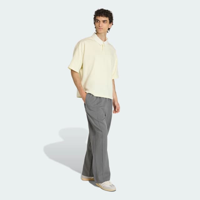 Detalle de adidas PANTALÓN HOLGADO FIREBIRD PINSTRIPES gris: comodidad con caída suelta