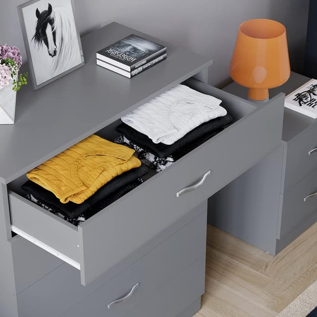 Detalle 1 de Vida Designs Riano 5 Drawer Chest of Drawers in Grey with Metal Handles and Anti-Bowing Support
