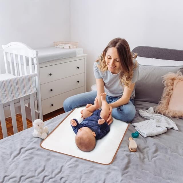 Detalle 2 de Lekebaby Portable Foldable Baby Change Mat (Hot Air Balloon Design) – Travel changing mat, 70cm x 41cm