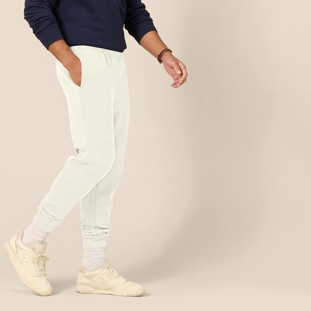 Detalle de Amazon Essentials Men’s Relaxed-Fit Fleece Jogger Sweatpants with Elastic Waist and Pockets