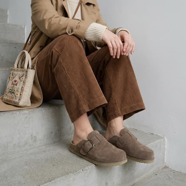 Detalle de CUSHIONAIRE Blain Suede Slip-On Clogs ⚙