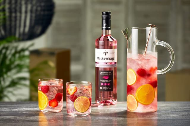 Detalle 1 de Moskovskaya Pink Vodka 70cl, 38%, Sabor frambuesa y lima 🍸