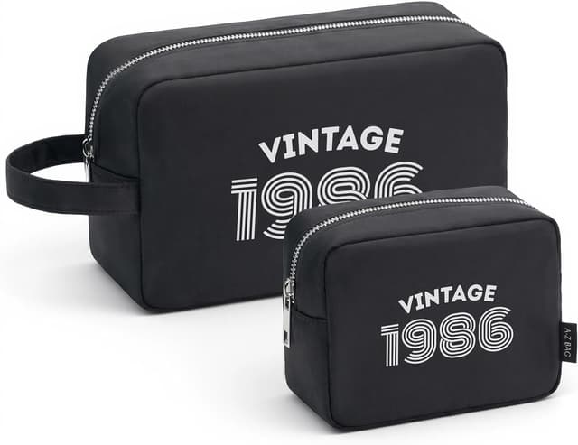 Detalle de A-Z BAG Set regalo 8 borse da toilette con stampa vintage (1966-2026) – Nero 1986