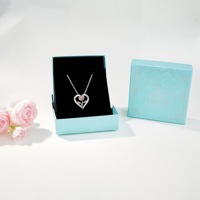 Detalle 2 de Lyniuoy Rose Heart Necklace for Women – 18K Rose Gold Plated Pendant with Cubic Zirconia