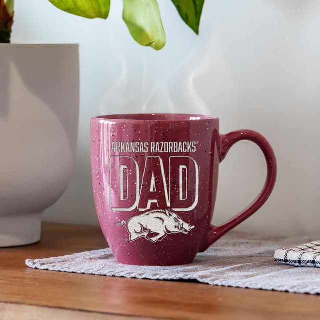 Detalle 2 de Rico Industries NCAA Arkansas Razorbacks Mom-Maroon 16 oz Laser-Engraved Speckled Ceramic Coffee Mug