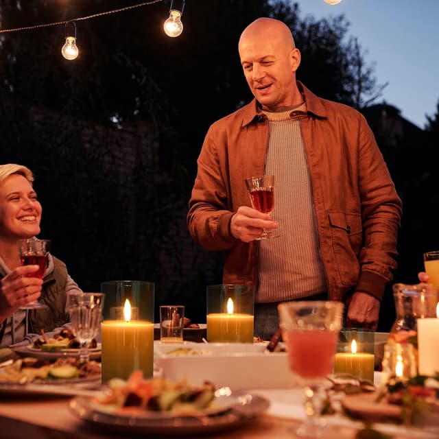 Detalle 1 de Flameless LED candles with timer, set of 3