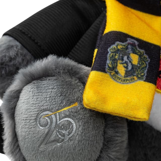 Detalle 2 de Care Bears x Harry Potter Hufflepuff Love-A-Lot Bear 30cm Hoodie Plush (Ages 4+)