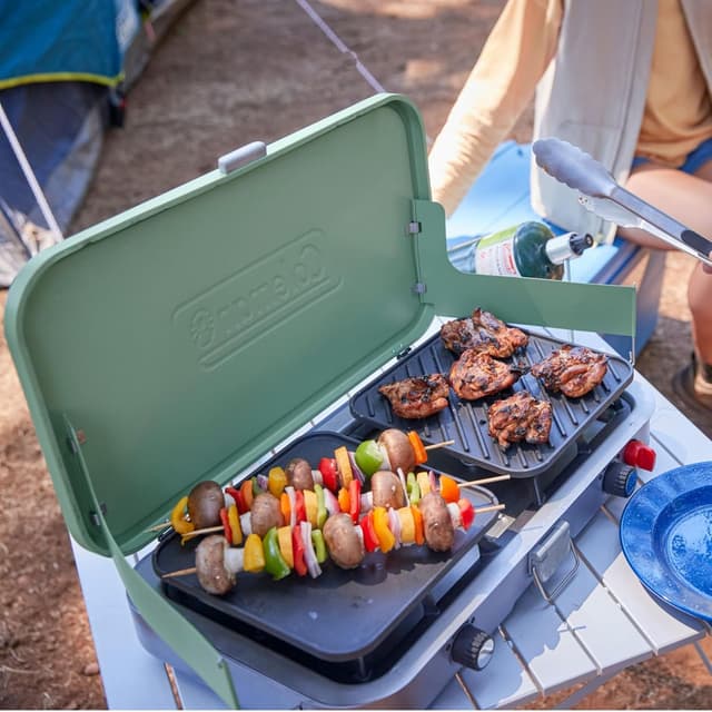 Detalle 2 de Coleman Cascade 3-in-1 Outdoor Camp Stove with Cast-Iron Grill & Griddle Accessories (24,000 BTUs)