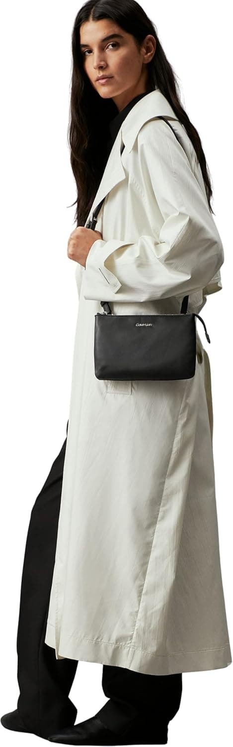 Detalle 2 de Calvin Klein CK Must Ew Xbody Mujer 👜 Pequeño Negro