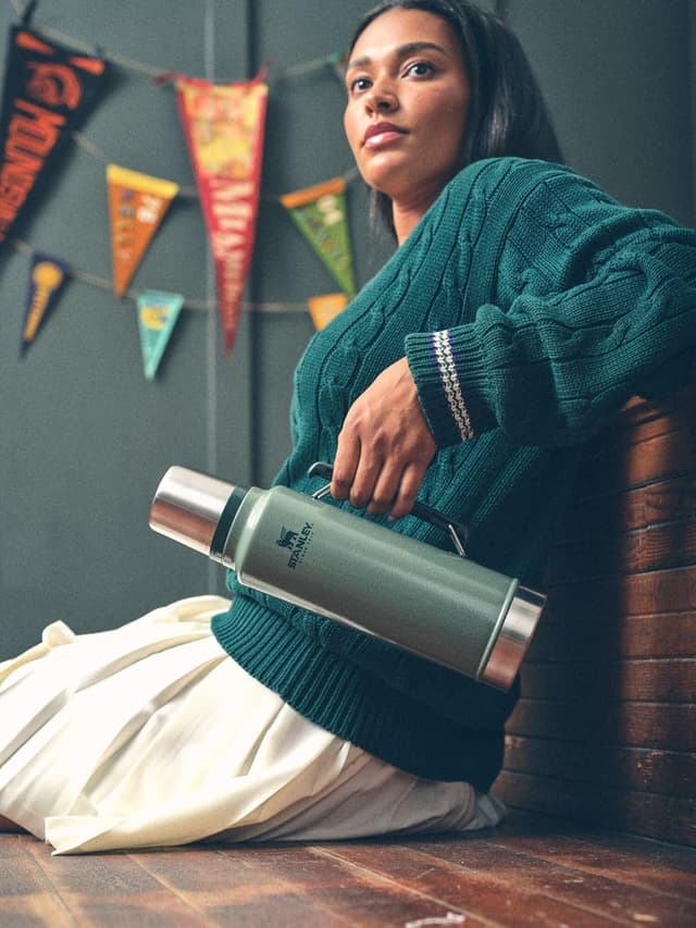 Detalle 1 de Stanley Classic Legendary Vacuum Bottle 1.5 qt (Wide Mouth) with Leakproof Cup Lid