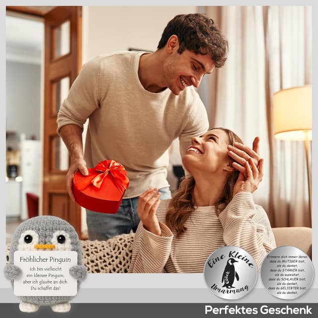 Thumbnail 6 de Tixlux Pocket Hug Fröhlicher Pinguin – handgenähte Strick-Dekofigur mit Pinguin-Token (Grau)