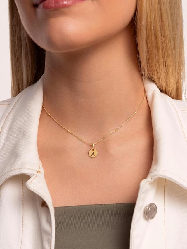 Detalle 2 de SINGULARU Mini Medallion Letter, colgante letra L en plata 925 💍