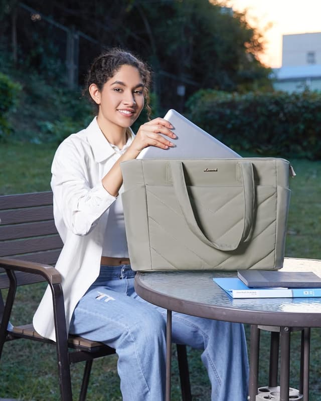 Detalle de LOVEVOOK women’s lightweight puffer tote bag with zip and laptop compartment